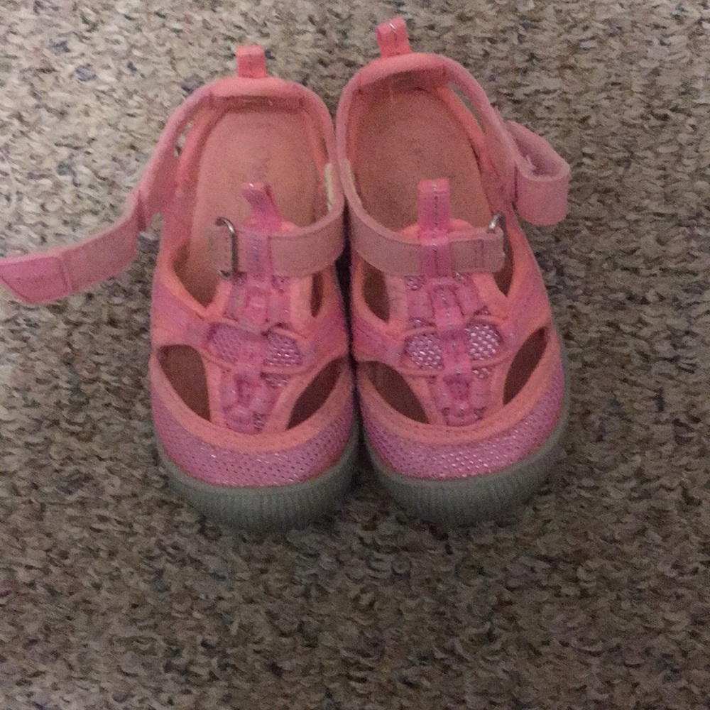 Carter’s girls shoes size 6(18cm)